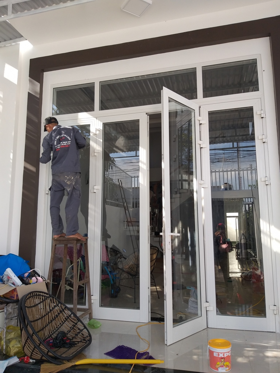 cửa đi mở quay 4 cánh nhôm XINGFA