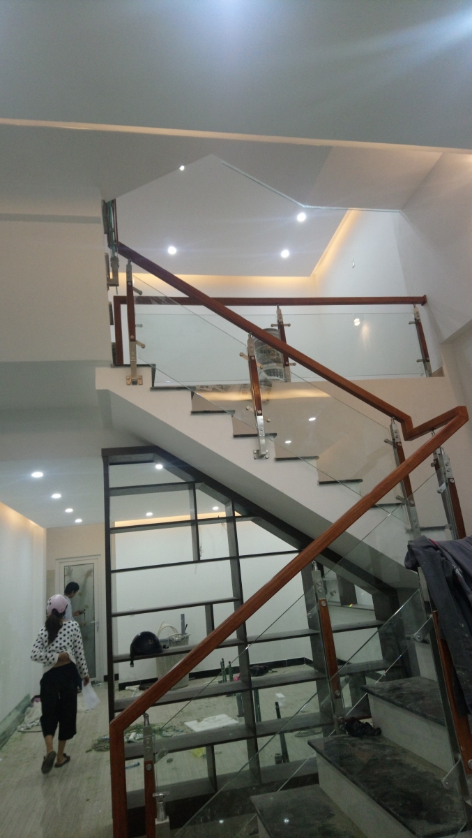 Lan can cầu thang kính có trụ