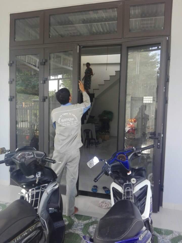 Cửa đi mở quay 4 cánh nhôm XINGFA
