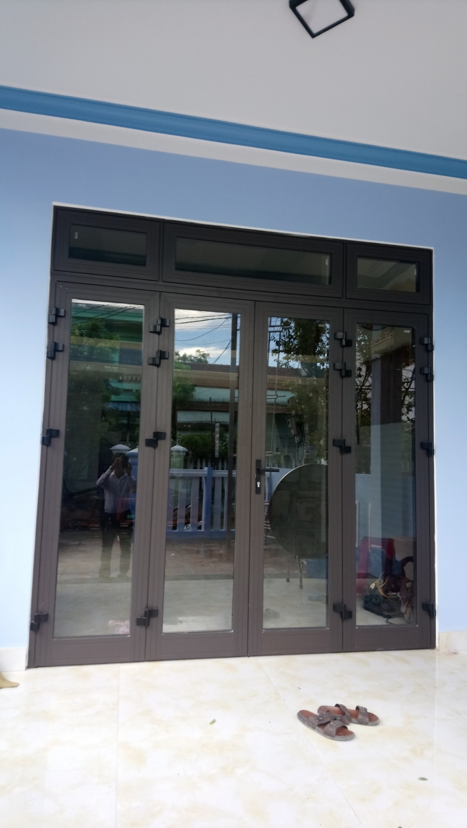 Cửa đi mở quay 4 cánh - màu nâu cà phê